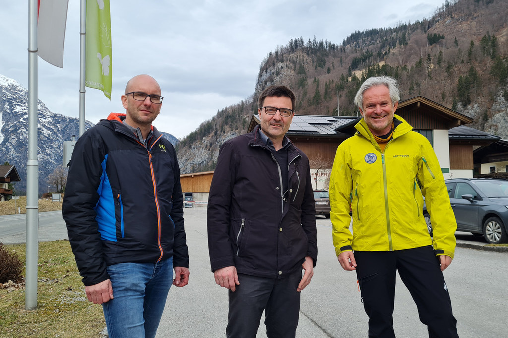 Das Leben im Tal wird durch das Lawinenradar sicherer. Im Bild: Gerald Valentin, Landesgeologischer Dienst und Lawinenwarnkommission, Bgm. Josef Hohenwarter (Lawinenwarnkommission) und Stefan Oberaigner, Leiter der Straßenmeisterei im Pinzgau.